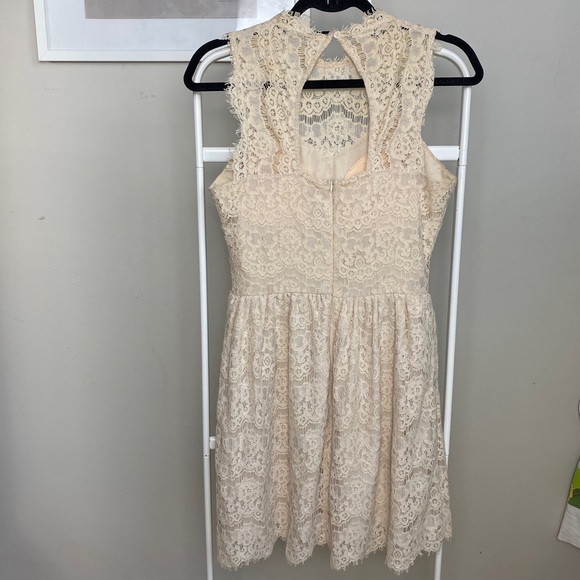 Lace Cream Dress - Picture 2 of 5